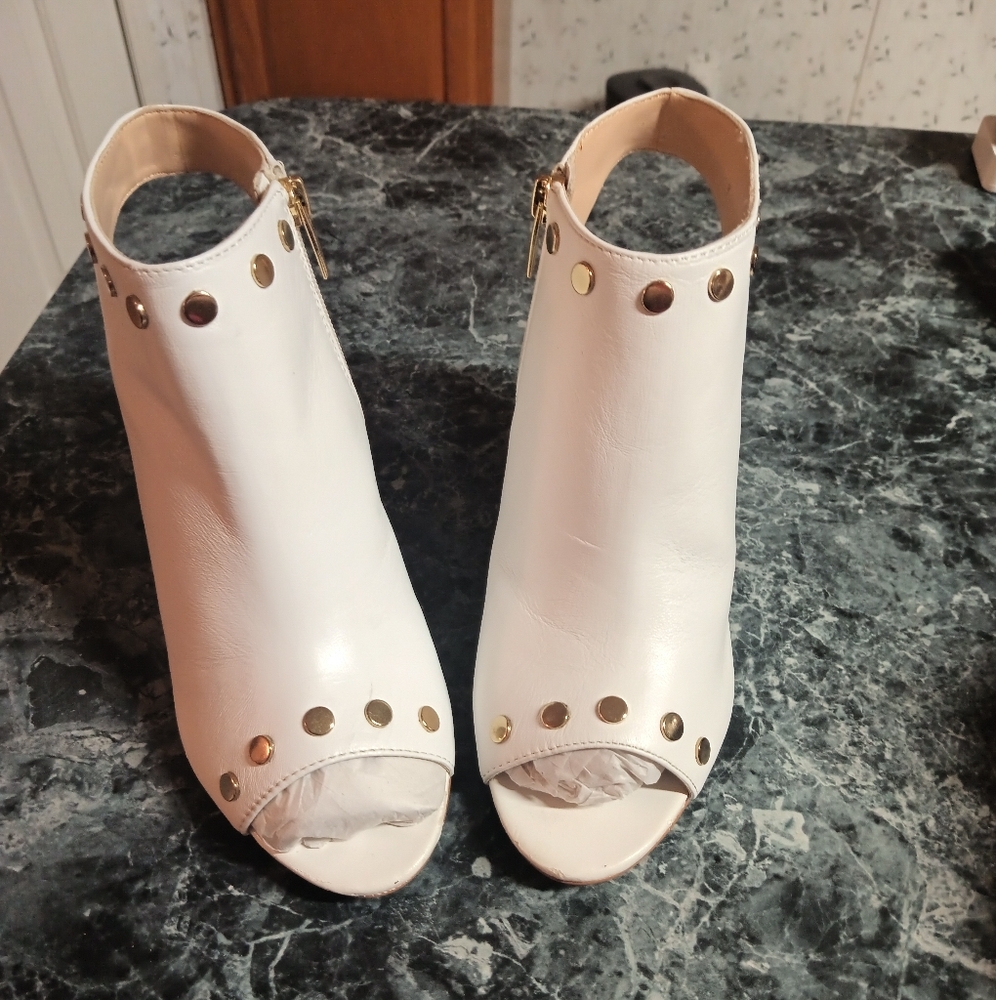 NEW Vince Camuto Open Toe Sandals
